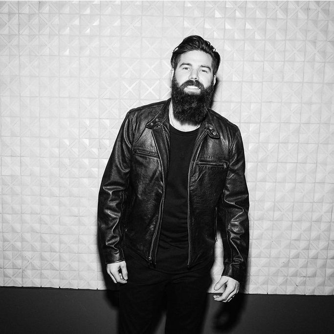 JORDAN DAVIS’ NEW SINGLE “BUY DIRT” ARRIVES AT COUNTRY RADIO TODAY