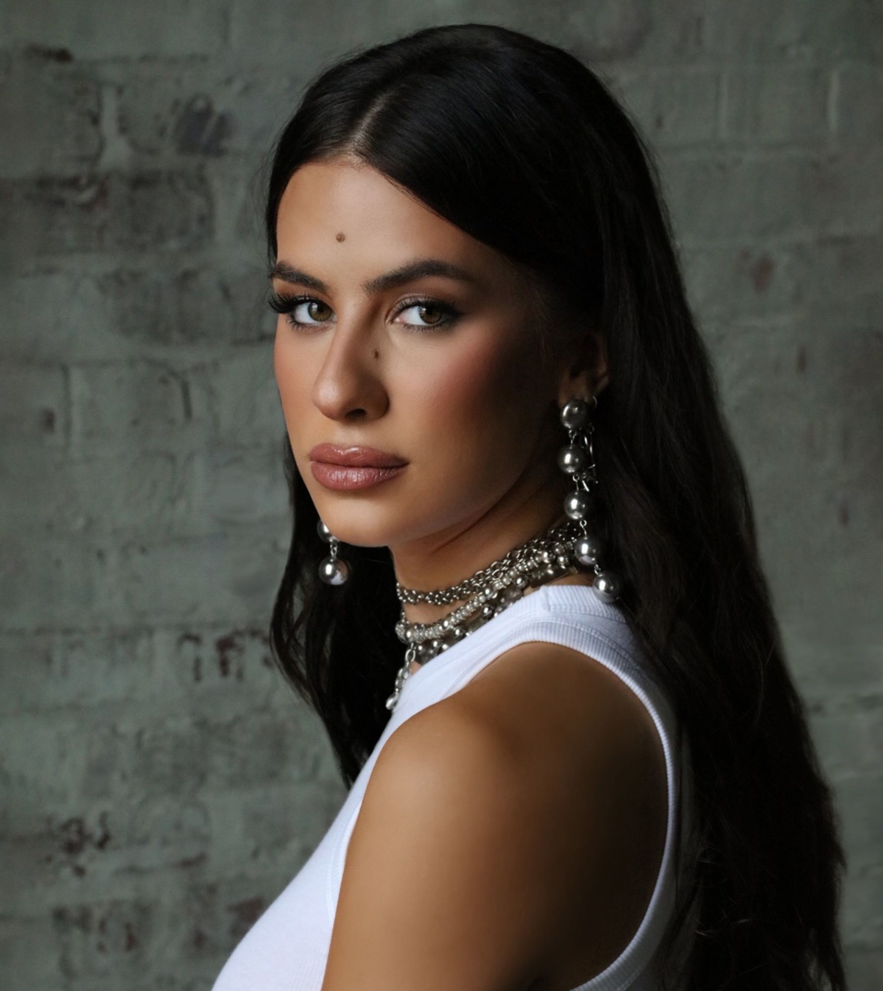KASSI ASHTON RELEASES DEBUT RADIO SINGLE “DATES IN PICKUP TRUCKS”