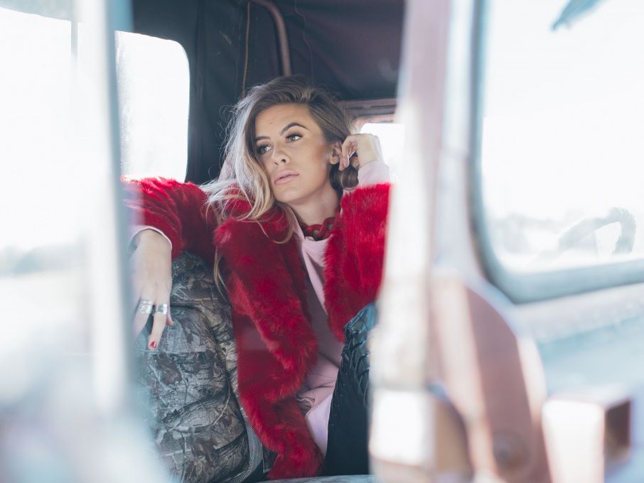 KASSI ASHTON RELEASES NEW SONG “VIOLINS”