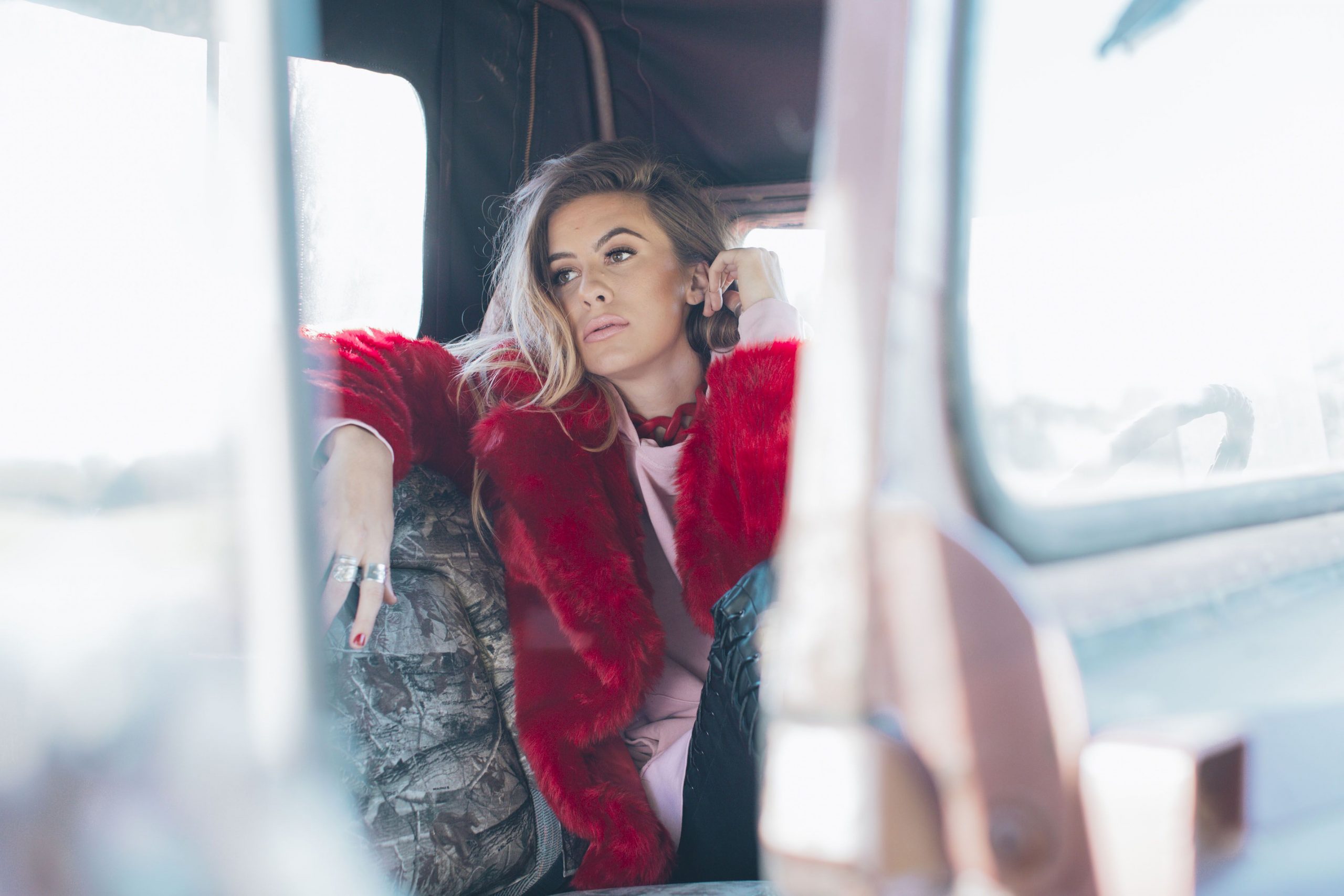 KASSI ASHTON SIGNS TO UMG NASHVILLE AND INTERSCOPE RECORDS