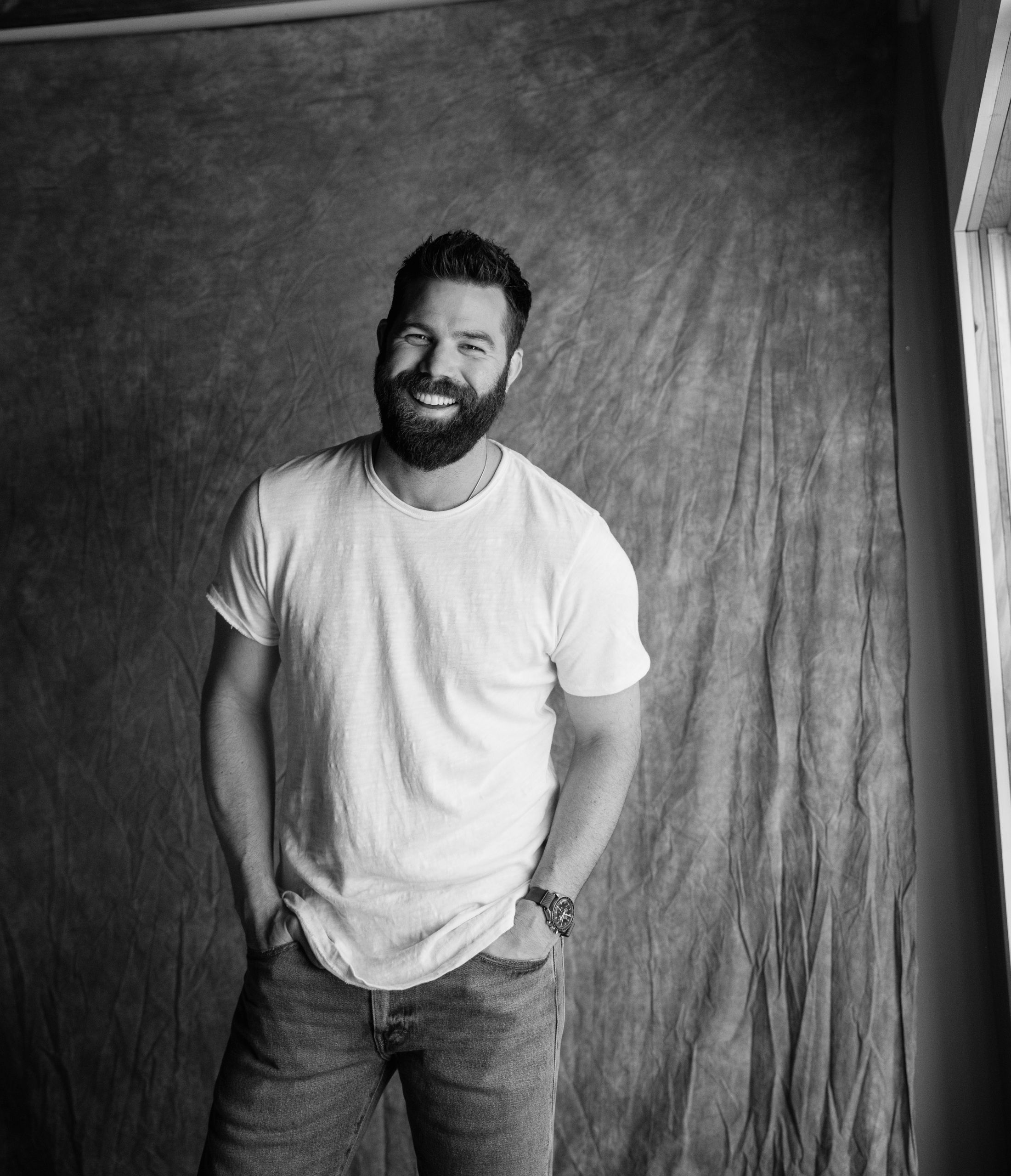 JORDAN DAVIS RELEASES NEW SINGLE “WHAT MY WORLD SPINS AROUND”