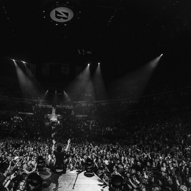 DIERKS BENTLEY’S FIRST-EVER HEADLINING NASHVILLE BRIDGESTONE ARENA