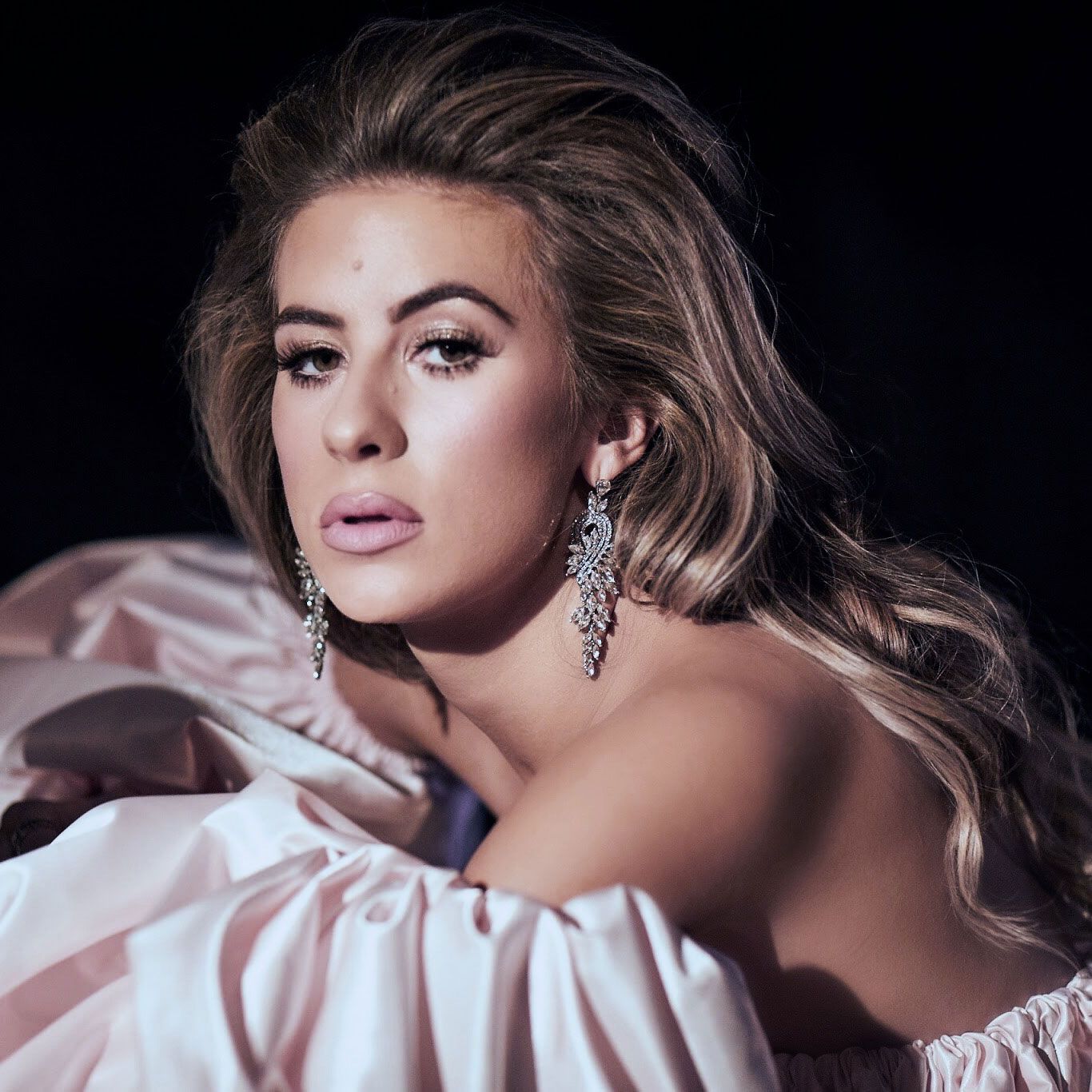 KASSI ASHTON UNVEILS EMOTIONAL NEW MUSIC VIDEO FOR “PRETTY SHINY THINGS”
