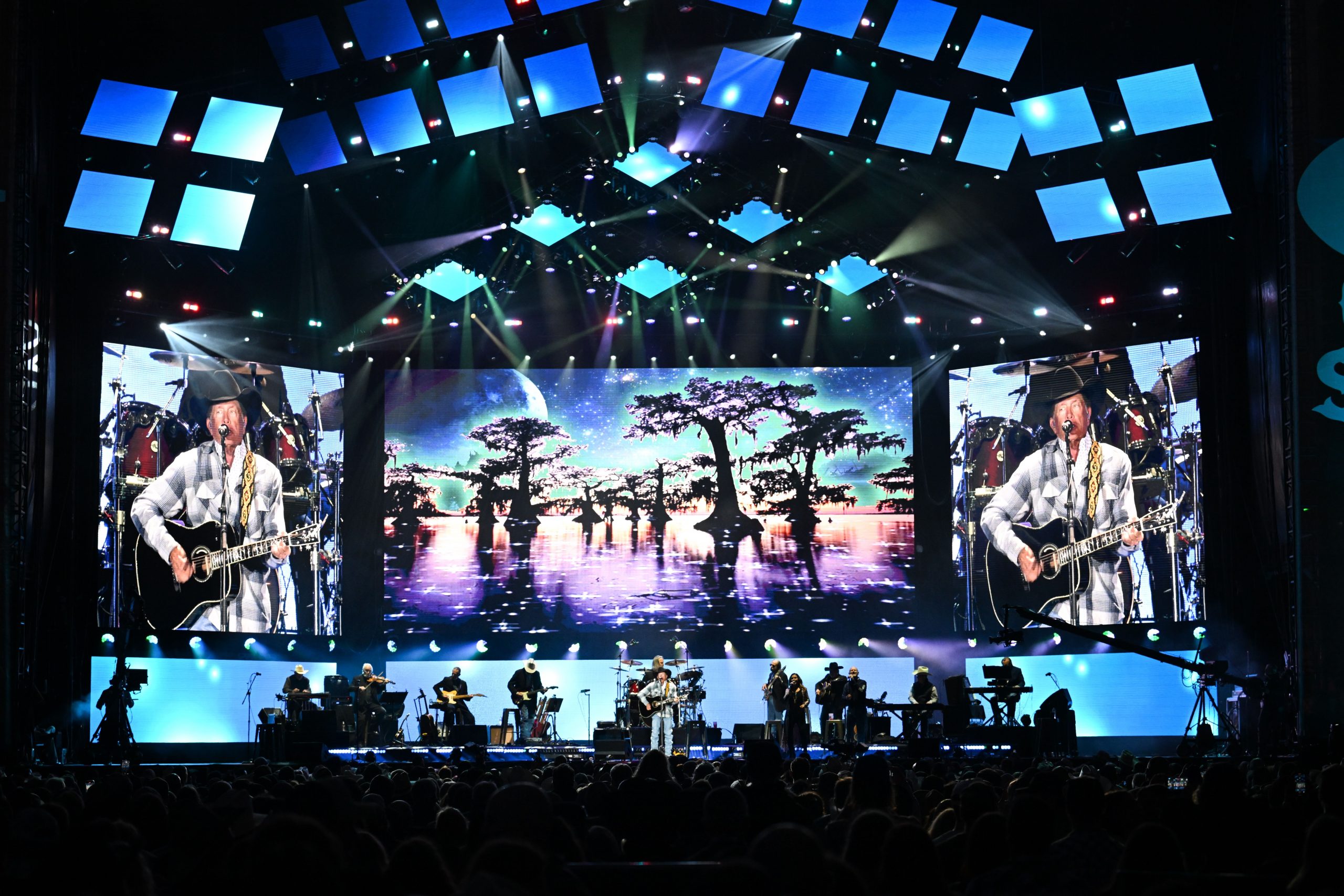 STRAIT FANS SET NEW STADIUM RECORD IN SEATTLE: 59,142