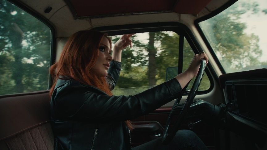 SINGER/SONGWRITER/PRODUCER/FULL THROTTLE VOCALIST CAYLEE HAMMACK RELEASES VIDEO FOR CLEVER NEW BREAKUP SONG “THAT DOG”