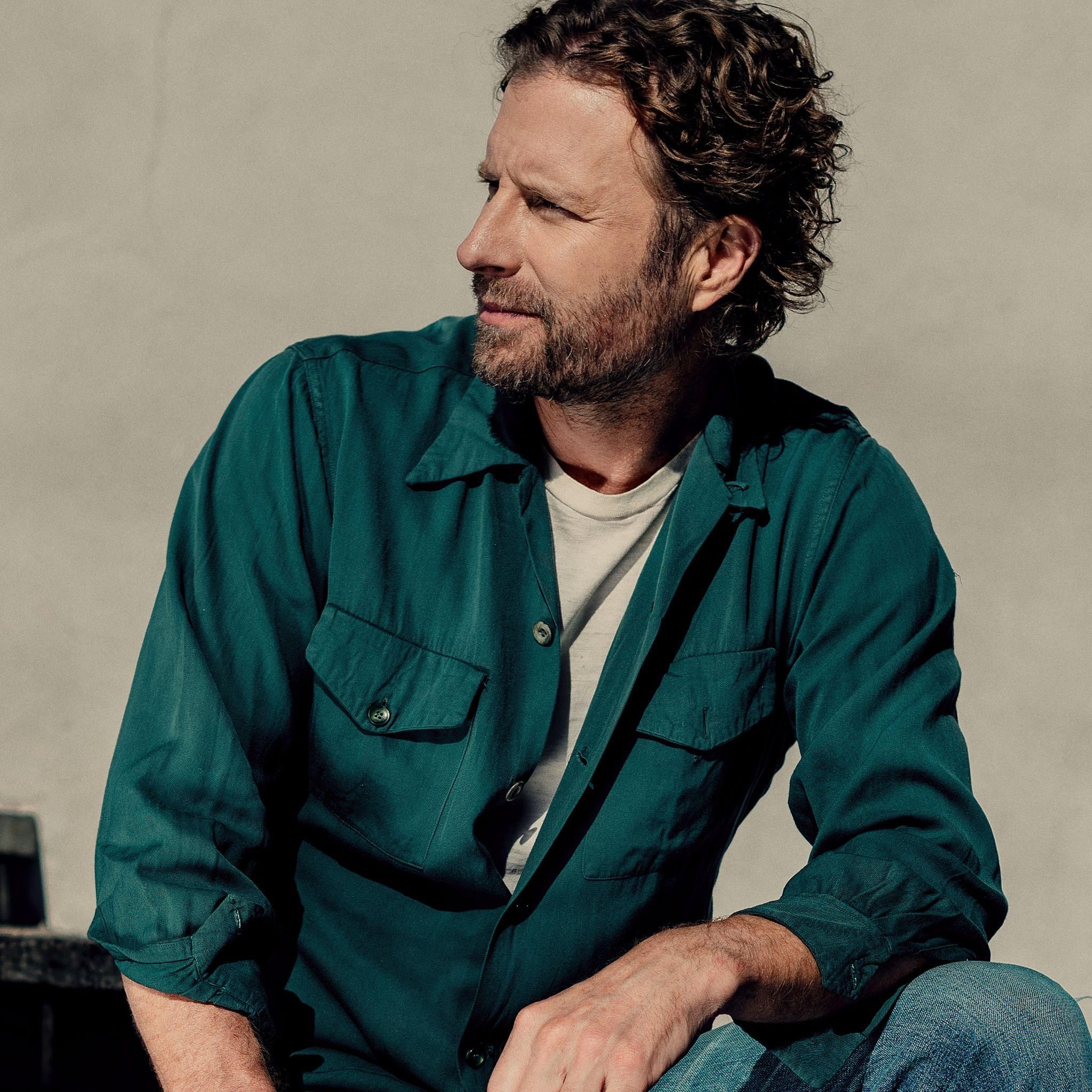 DIERKS BENTLEY CLAIMS HIS RIGHTFUL THRONE AS “KING OF THE BREAKUP SONG” (VICE) WITH LIGHTHEARTED HEARTBREAKER “SHE HATES ME”
