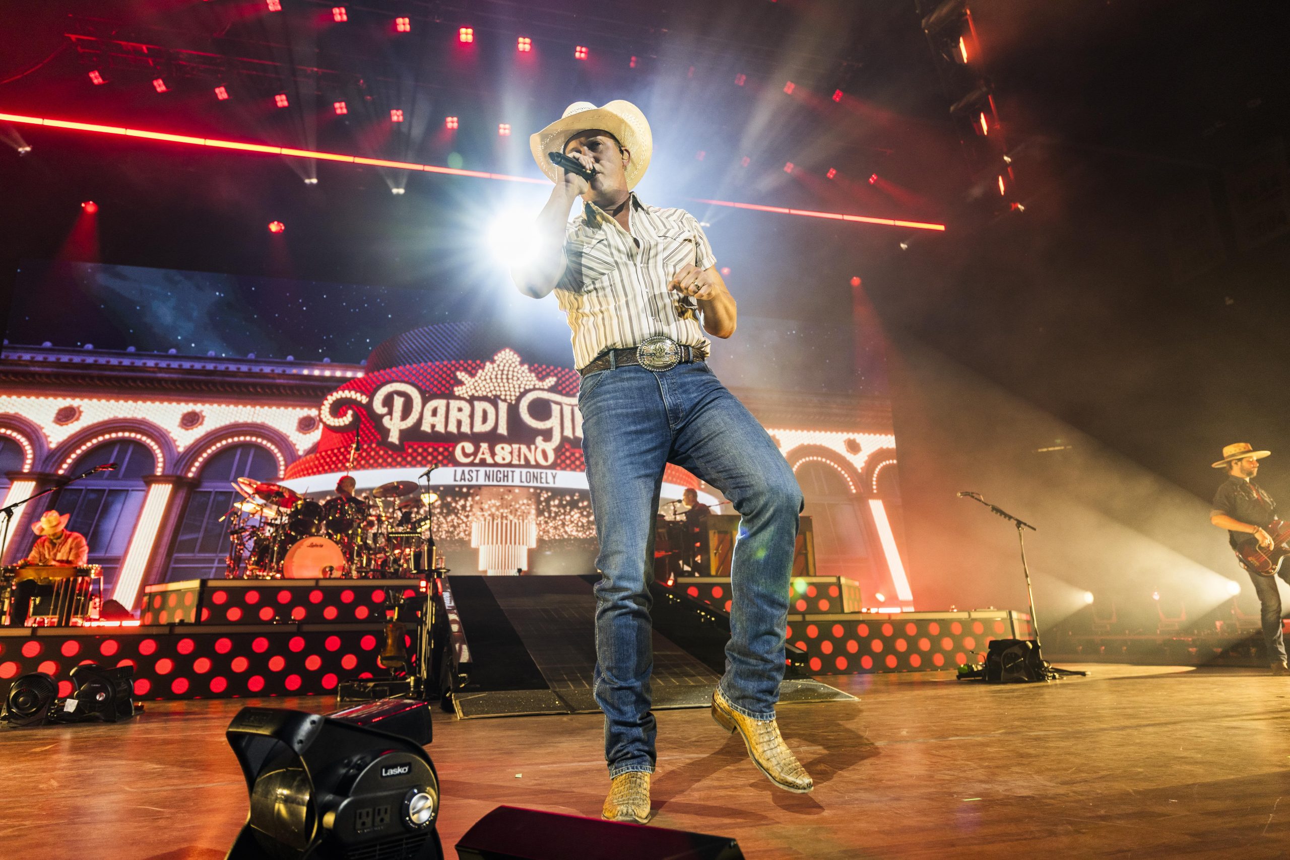 JON PARDI IS “BRINGING THE PARTY” TO PACKED CROWDS ON OPENING WEEKEND OF 2025 ‘HONKYTONK HOLLYWOOD’ TOUR