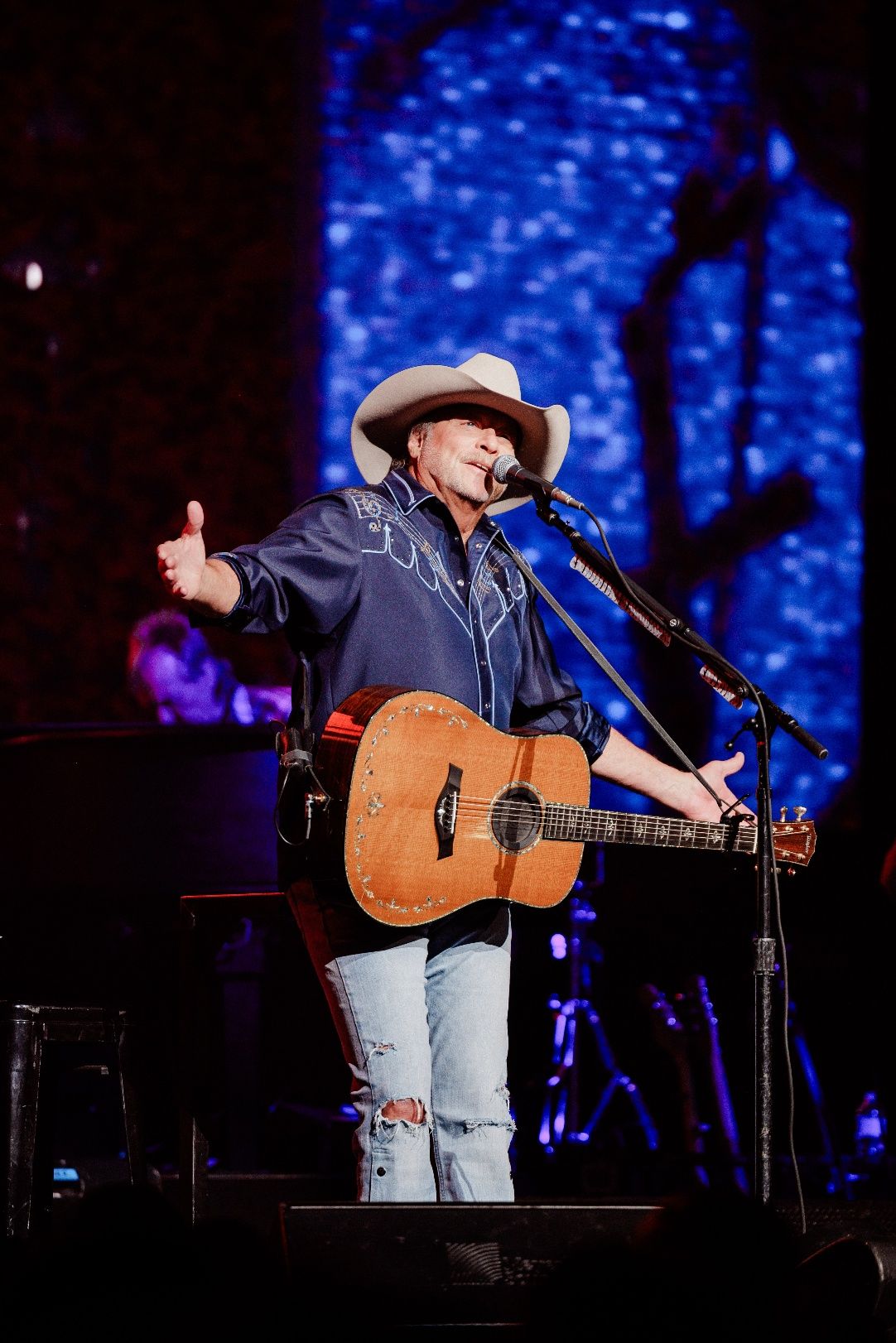 ALAN JACKSON MAKES IT OFFICIAL: IT REALLY IS TIME FOR “LAST CALL”