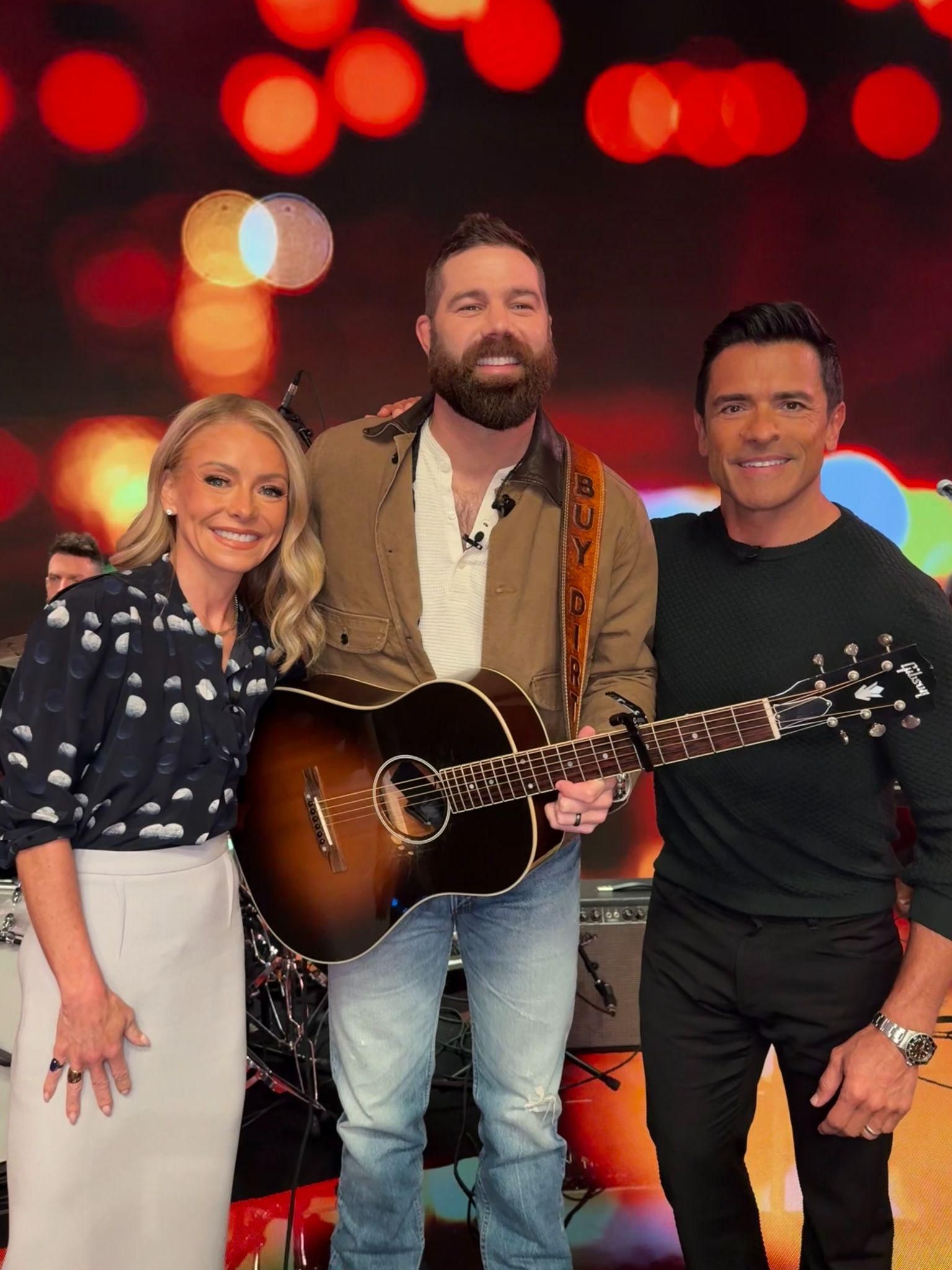 IN CASE YOU MISSED IT: JORDAN DAVIS PERFORMS “BAR NONE” ON LIVE WITH KELLY AND MARK