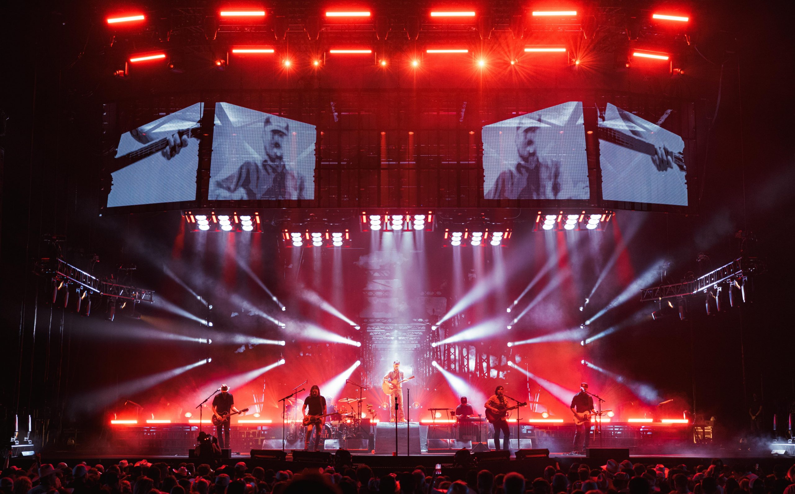 DIERKS BENTLEY BREAKS OUT HIS BIGGEST HITS, ONE-OF-A-KIND COLLABORATIONS AND CAPACITY CROWDS FOR OPENING WEEKEND OF ‘2025 BROKEN BRANCHES TOUR’
