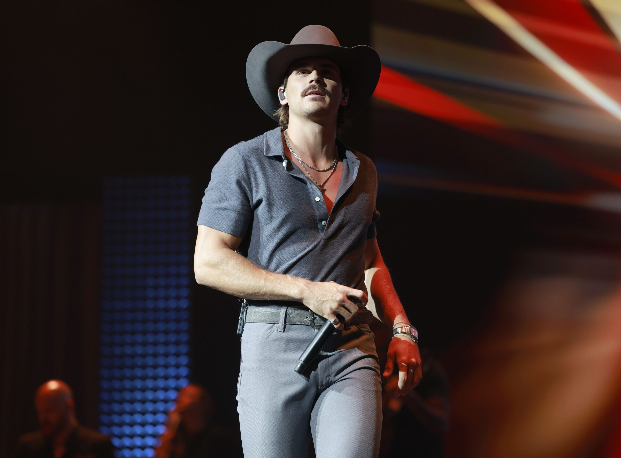 TUCKER WETMORE PERFORMS AND PRESENTS AT 2025 ACM HONORS